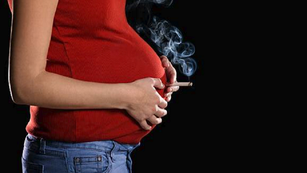 تدخين الحوامل يضر بخصوبة بناتهن