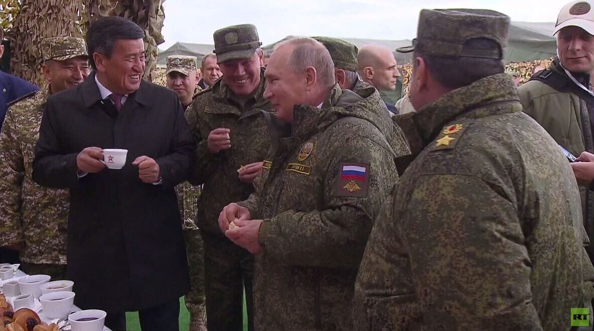 شاهد.. الرئيس بوتين برفقة نظيره القرغيزستاني يتذوق المطبخ الميداني