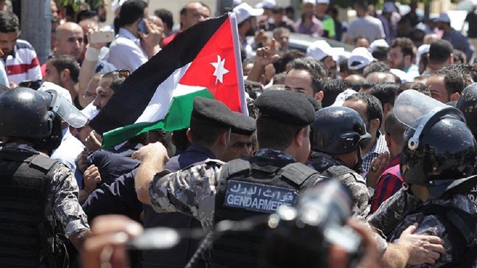 إضراب المعلمين يدخل أسبوعه الثالث في الأردن.. وحكومة الرزاز تدعو للحوار