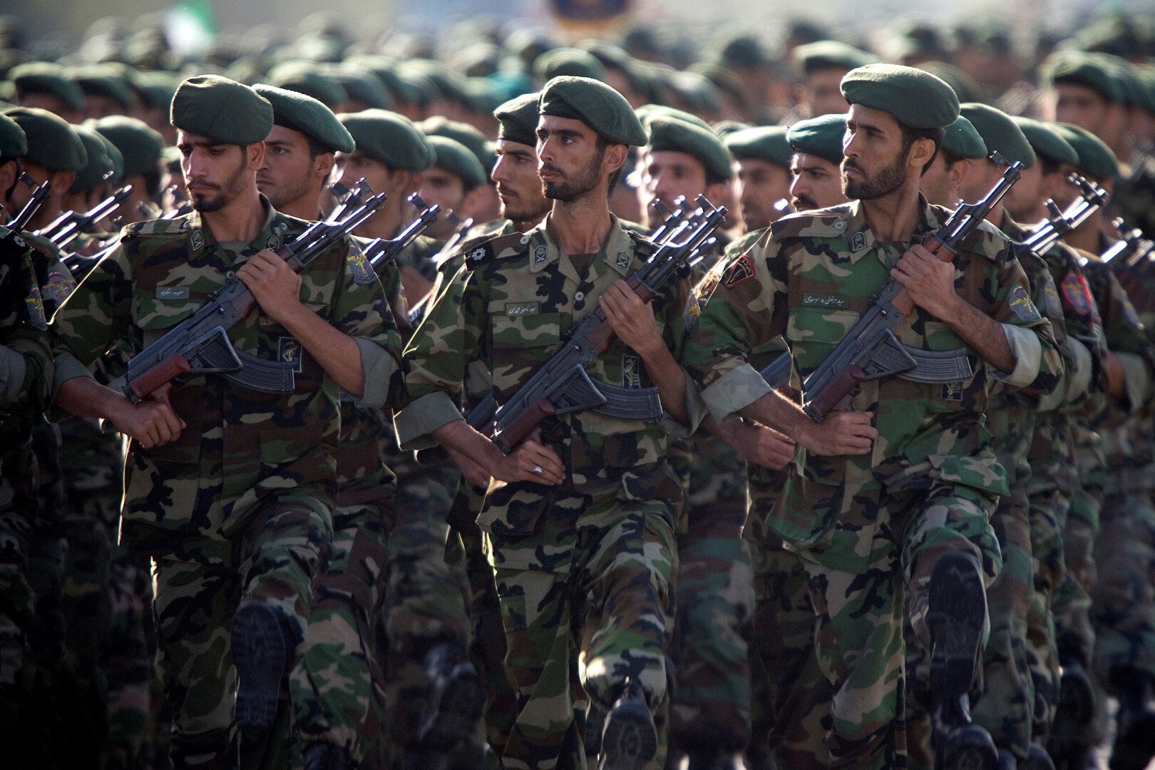 إيران تكشف عن أسلحة جديدة خلال عرض عسكري