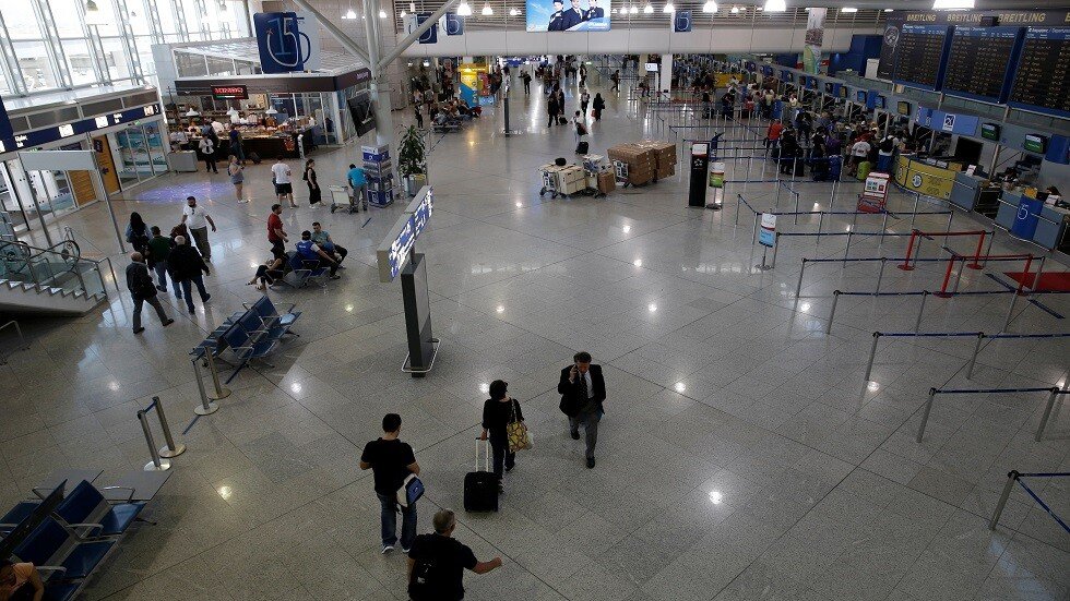 توقيف 10 سوريين بزي فريق رياضي وبجوازات سفر أوكرانية مزورة في مطار أثينا