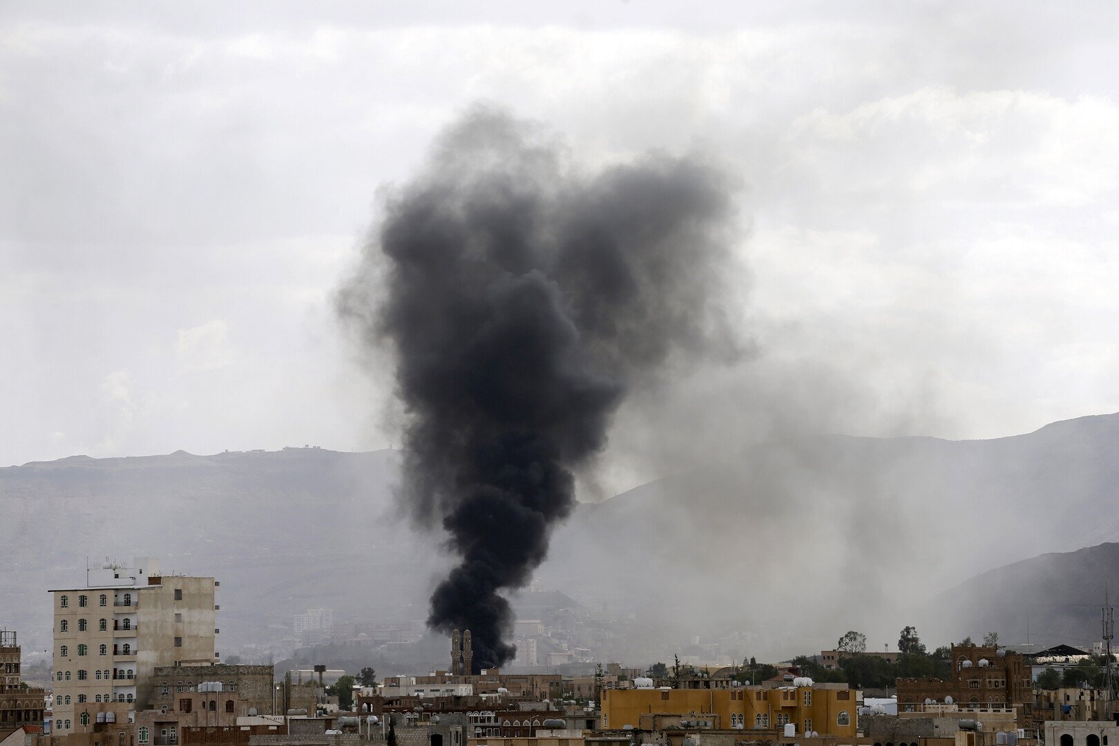 الحوثيون يعلنون مقتل 5 من أسرة واحدة بقصف للتحالف