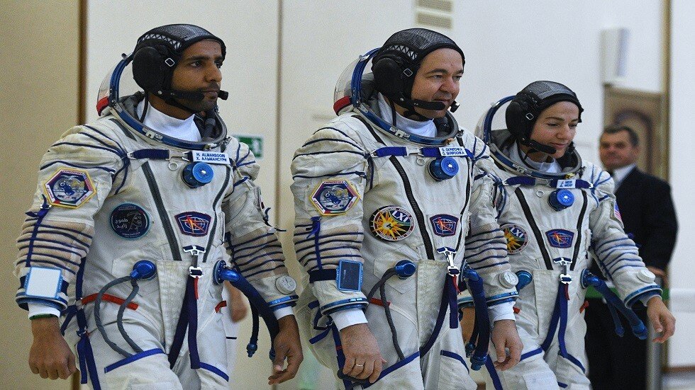 رائد الفضاء الروسي يصطحب 