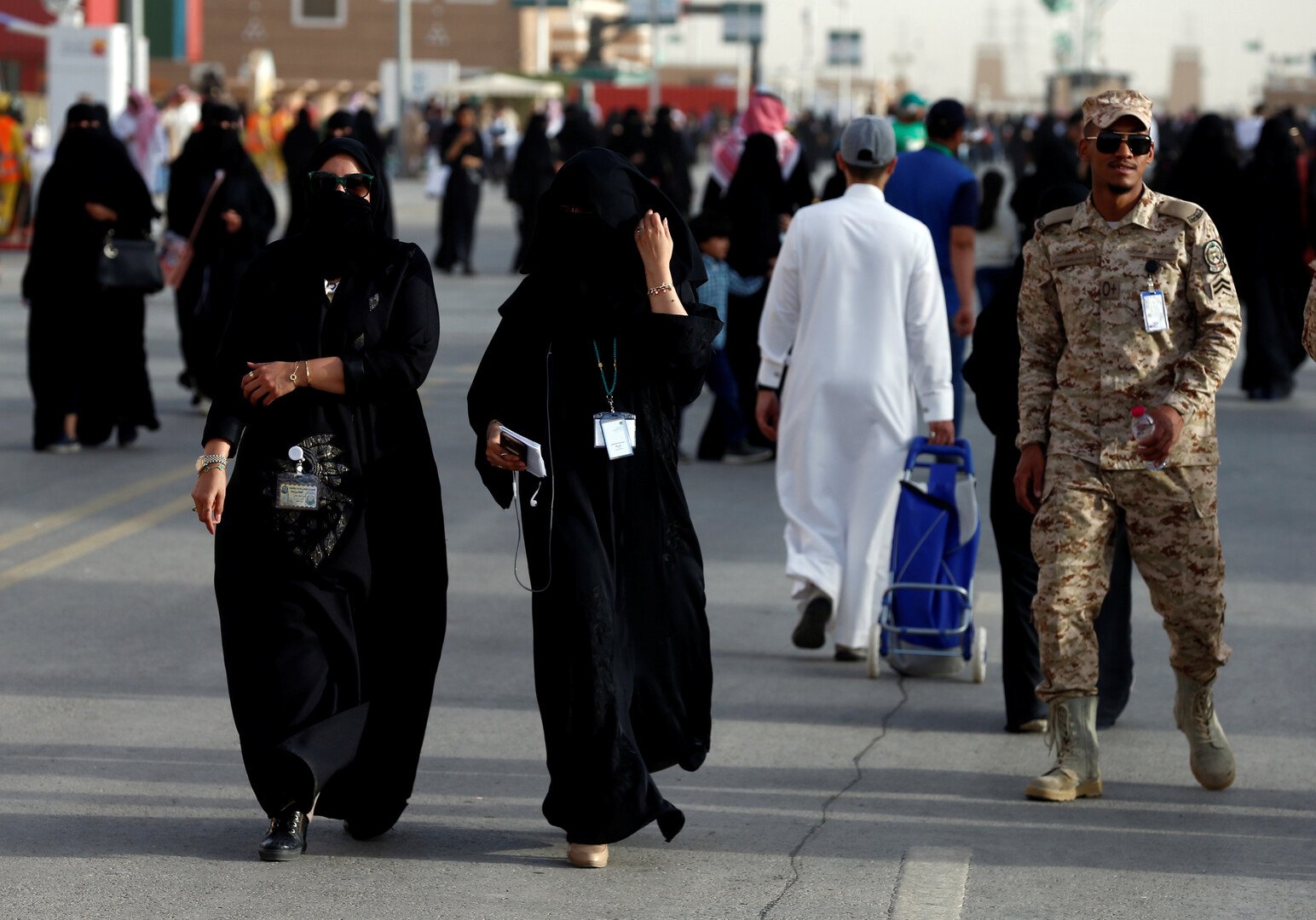 الإعلام السعودي يكشف زيف تعميم منسوب للداخلية السعودية يتعلق بغير المحجبات