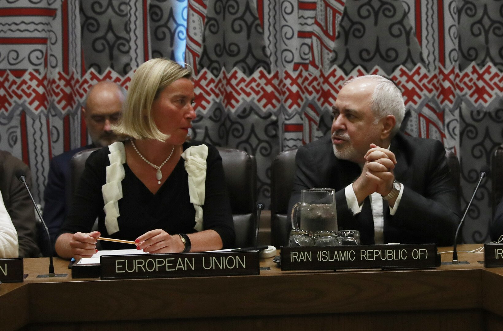 وزير الخارجية الإيراني، محمد جواد ظريف، ومفوضة الاتحاد الأوروبي السامية للسياسة الخارجية، فيديريكا موغيريني، خلال اجتماع للدول المشاركة في الاتفاق النووي مع إيران (نيويورك، 25 سبتمبر 2019)