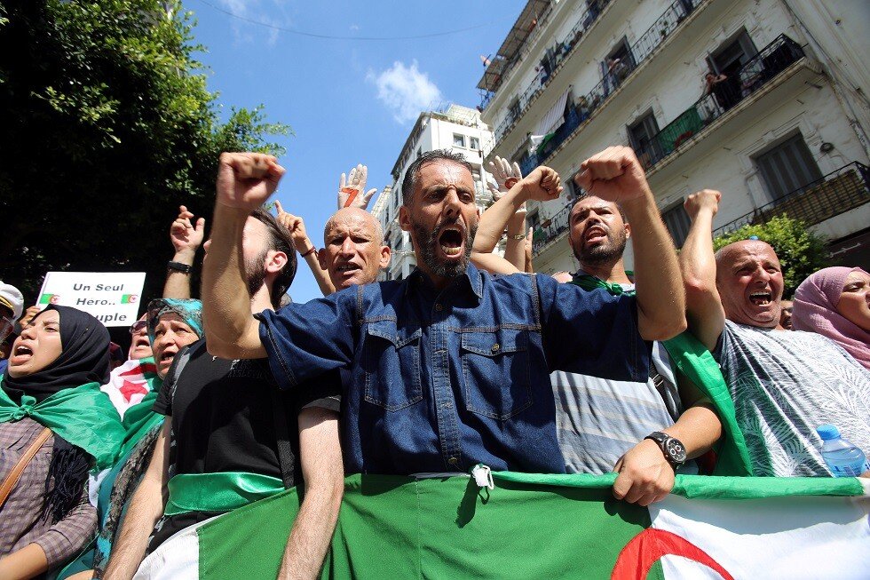 الجزائريون يتظاهرون للأسبوع الـ32 رغم تحذير الجيش