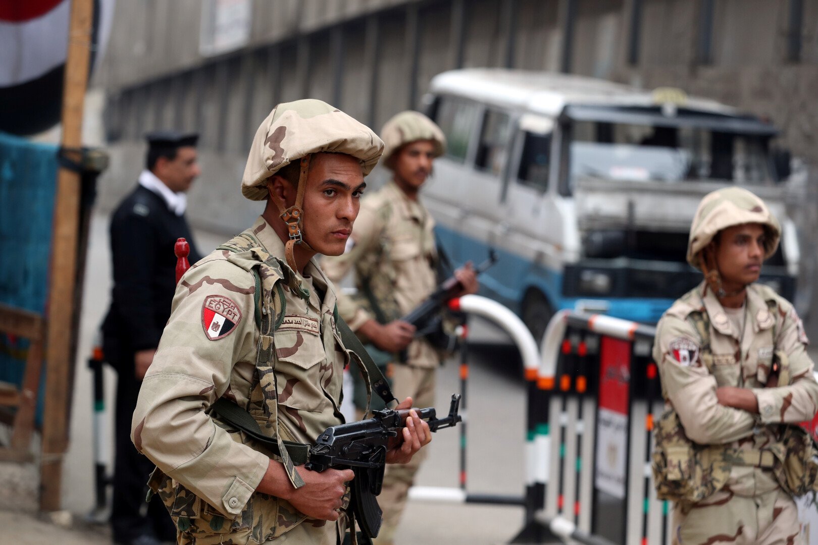 أنباء عن مقتل 4 جنود وضابط وإصابة 11 آخرين في هجوم مسلح شمال سيناء