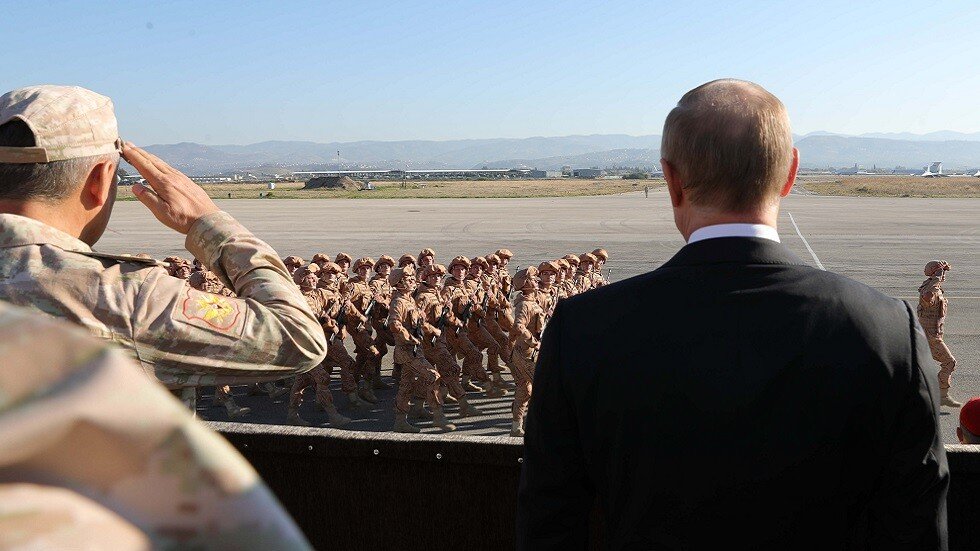 الرئيس الروسي يتابع عرضا عسكريا في قاعدة حميميم الجوية الروسية في سوريا في 11 ديسمبرعام 2017