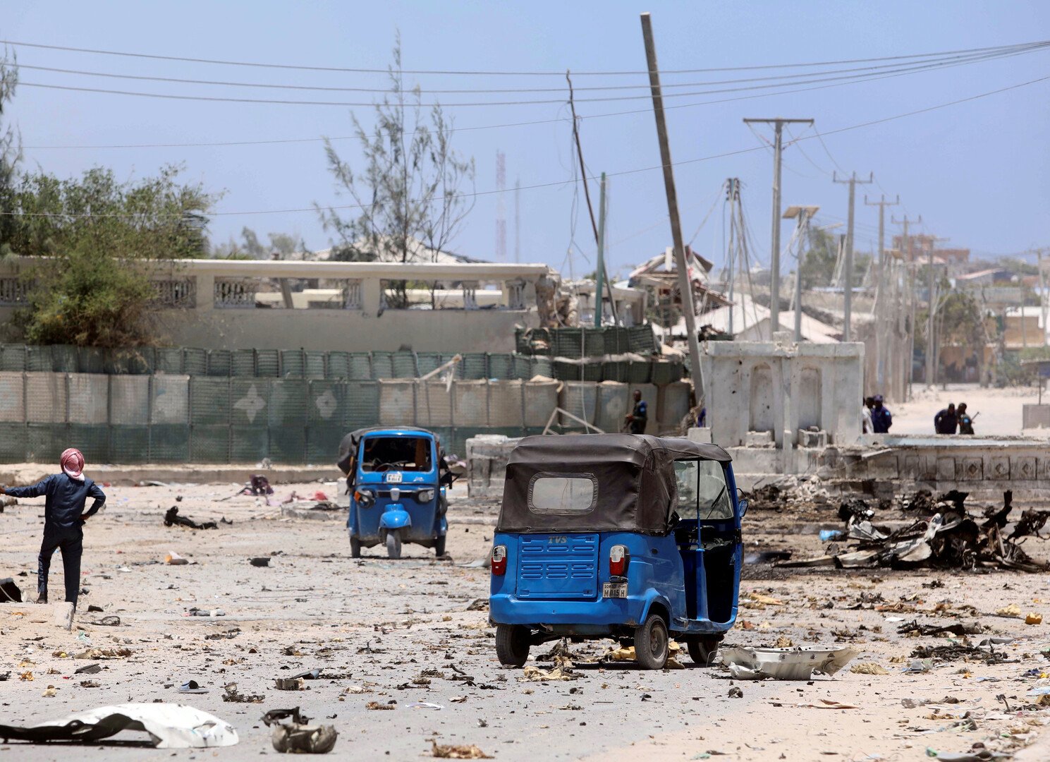 سلسلة تفجيرات تستهدف قاعدة أمريكية وموكبا عسكريا إيطاليا في الصومال‎