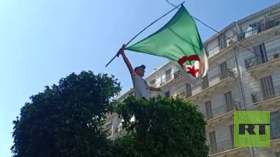 الجزائريون يواصلون الاحتجاج بعد دعوة قائد الجيش لإجراء انتخابات قبل نهاية السنة