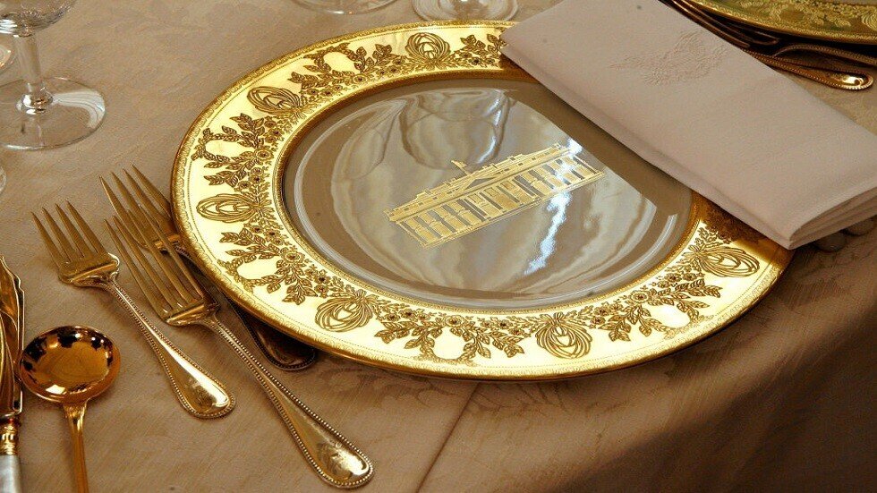 حيلة ذكية يعتمدها طاقم الملكة لحمايتها من التسمم في المناسبات الضخمة