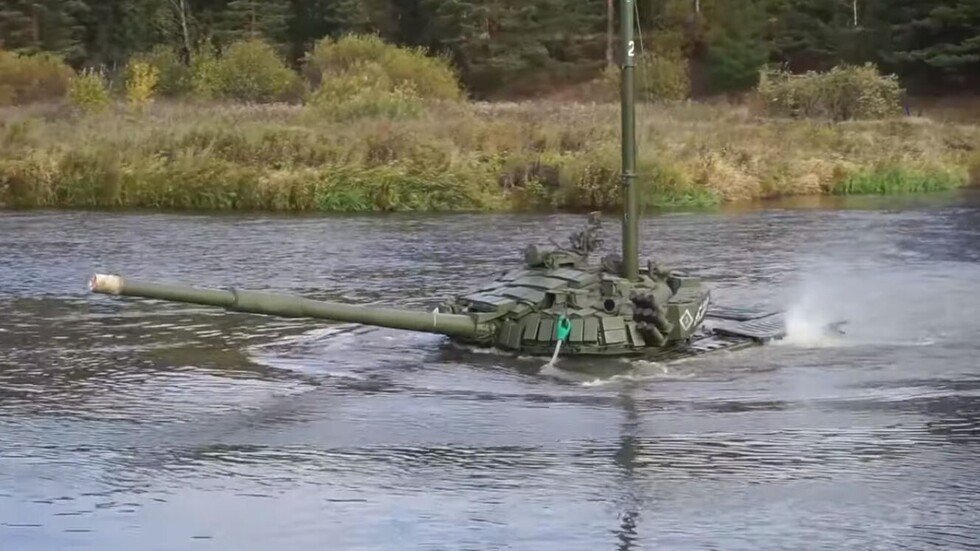 بالفيديو.. الدبابات الروسية تسير تحت الماء