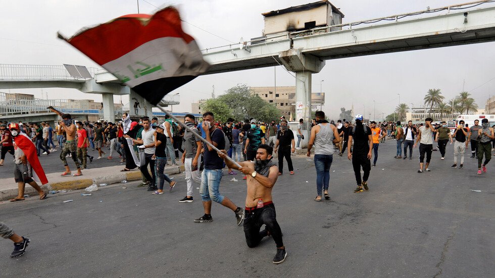 رئيس الوزراء العراقي يعلن حظر تجوال كاملا في بغداد اعتبارا من الخامسة صباحا حتى إشعار آخر