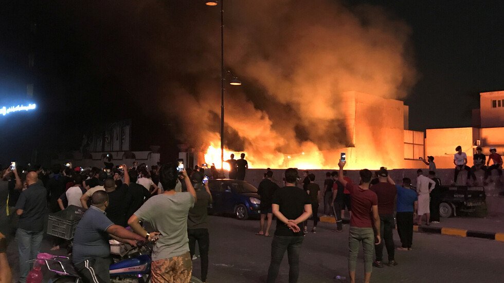 مقتل 11 عراقيا أثناء احتجاجات الليلة الماضية في مدينتين جنوبي البلاد