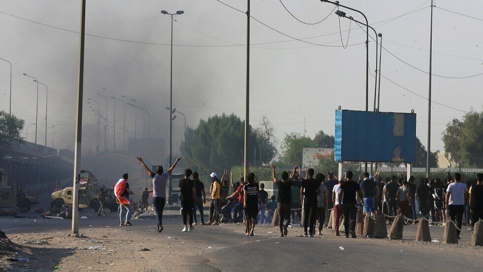 العراق.. اغتيال ناشط مدني وزوجته وسط محافظة البصرة (صور+فيديو)
