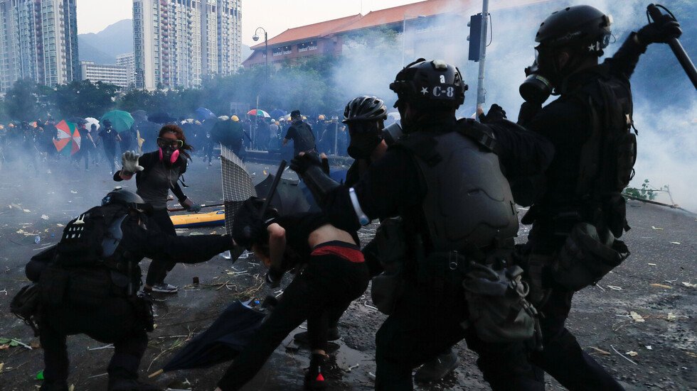 المصاب الأول بالرصاص الحي في هونغ كونغ يواجه تهمة الاعتداء على شرطي