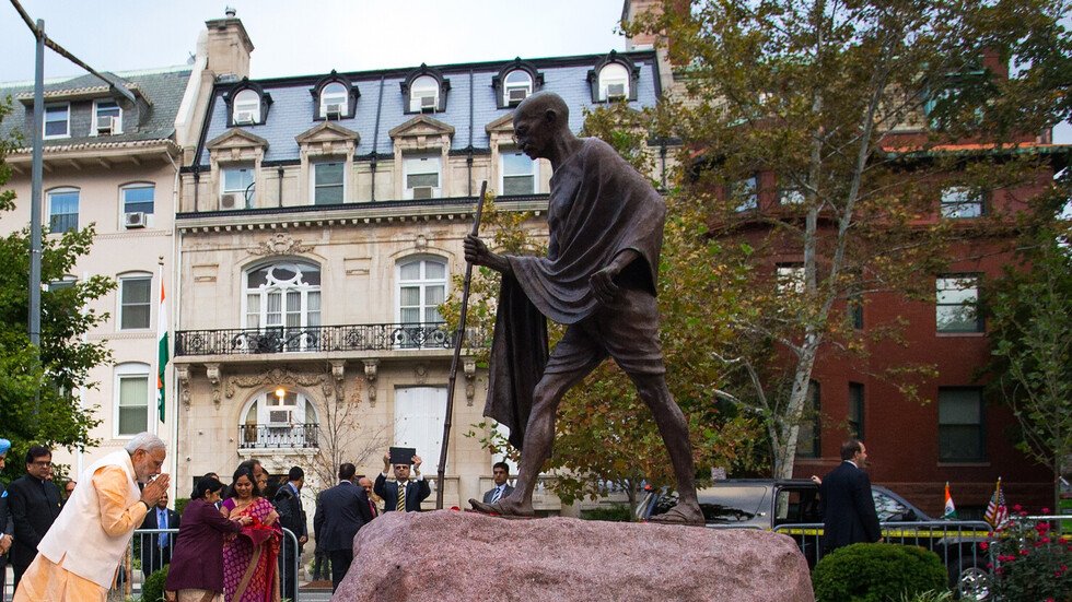 الهند.. سرقة رماد رفات المهاتما غاندي في ذكرى ميلاده الـ150