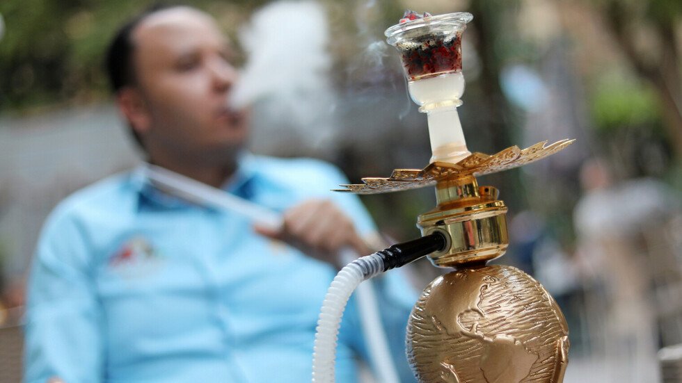 السيسي يصدق على قانون "المحال العامة".. الشيشة في مصر مسموحة بشروط