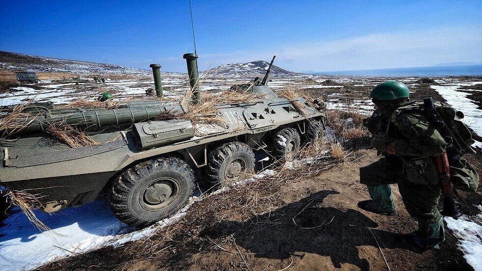 بالذخيرة الحية.. مشاة البحرية الروسية تشعل بمناوراتها المحيط الهادئ