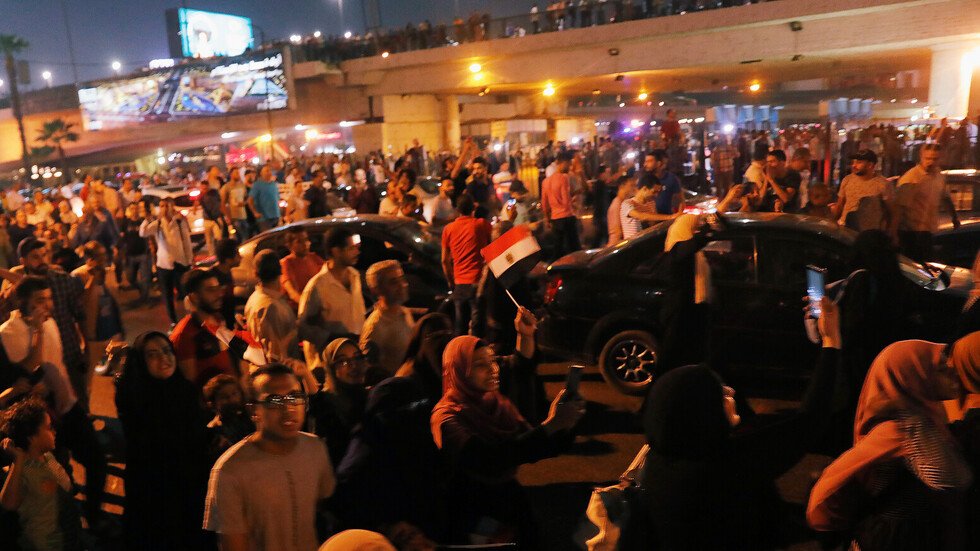 مصر تفرج عن مواطن هولندي احتجز خلال التظاهرات وتطالبه بمغادرة البلاد فورا