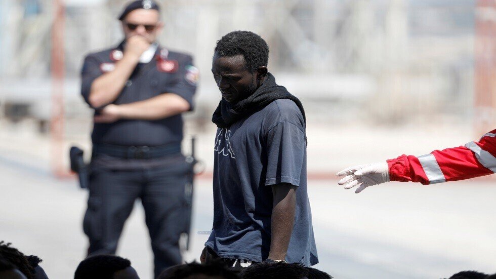 الغارديان: زعيم عصابة تهريب بشر في ليبيا يحضر اجتماعا دوليا في إيطاليا بشأن الهجرة