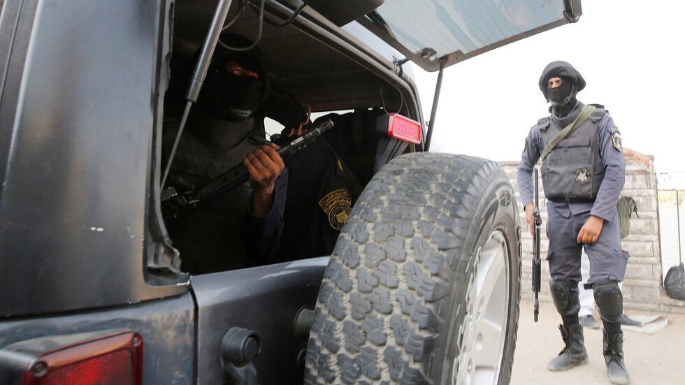 مصر.. الداخلية توقف ضابطا عن العمل وتقرر حبسه بعد شروعه في قتل محام