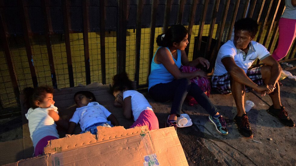 ترامب يعلق دخول المهاجرين الذين لا يستطيعون دفع تكاليف الرعاية الصحية