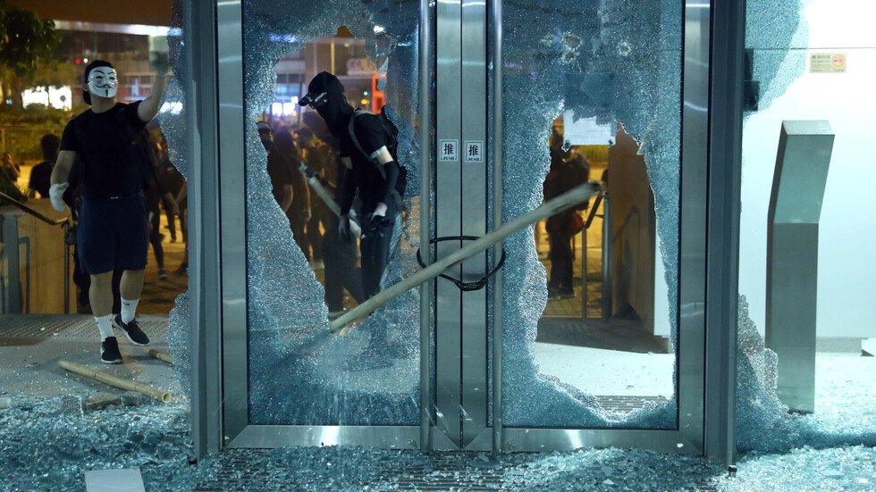 سلطات هونغ كونغ تعلق حركة القطارات عقب عمليات تخريب