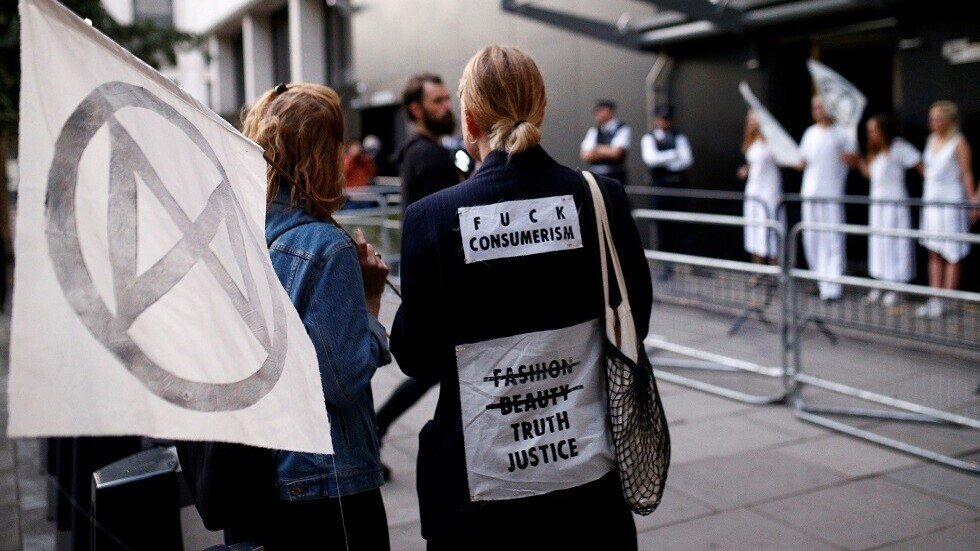 الشرطة البريطانية تلقي القبض على 10 نشطاء بيئة قبل احتجاجات متوقعة