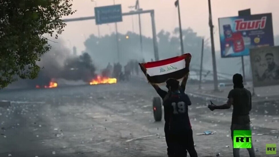 محتجون غاضبون ينتشرون في بعض شوارع بغداد
