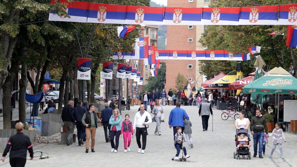 الناخبون في كوسوفو يصوتون في انتخابات عامة يركزون فيها على الفساد واتفاق مع صربيا