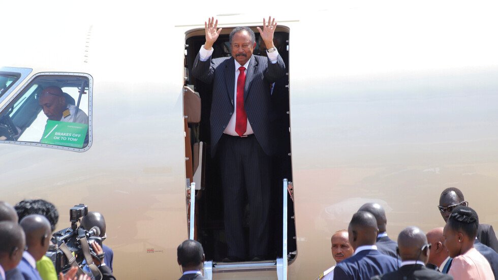 حمدوك والبرهان يغادران الخرطوم لبدء جولة خليجية مفاجئة