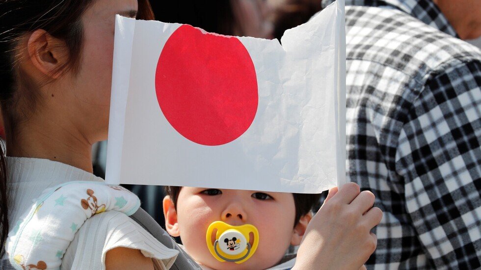 انخفاض مؤشر رئيسي في اليابان والحكومة تعدل نظرتها إلى "تدهور"