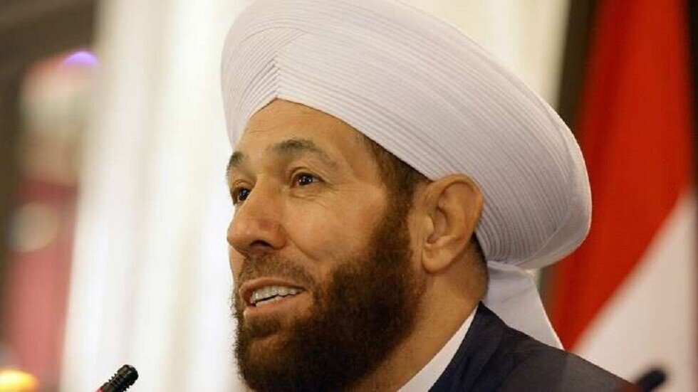 العاهل الأردني يمنح مفتي سوريا وساما رفيعا تقديرا لجهوده