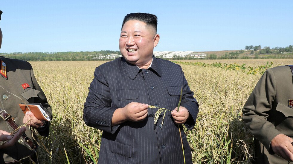 كيم يظهر في مزرعة بعد غياب دام شهر (صور)