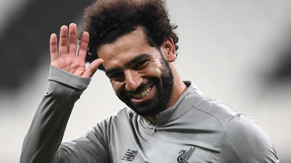 رغم استبعاده من المنتخب.. صلاح يعود للقاهرة اليوم (فيديو)