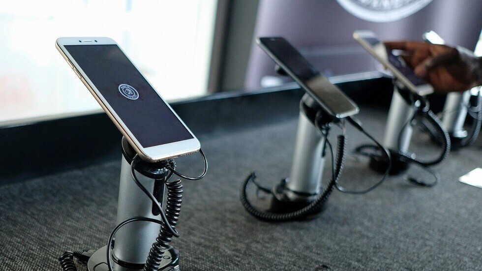 بعد أن أنهكتها الحروب.. رواندا تطلق هواتفها الذكية!