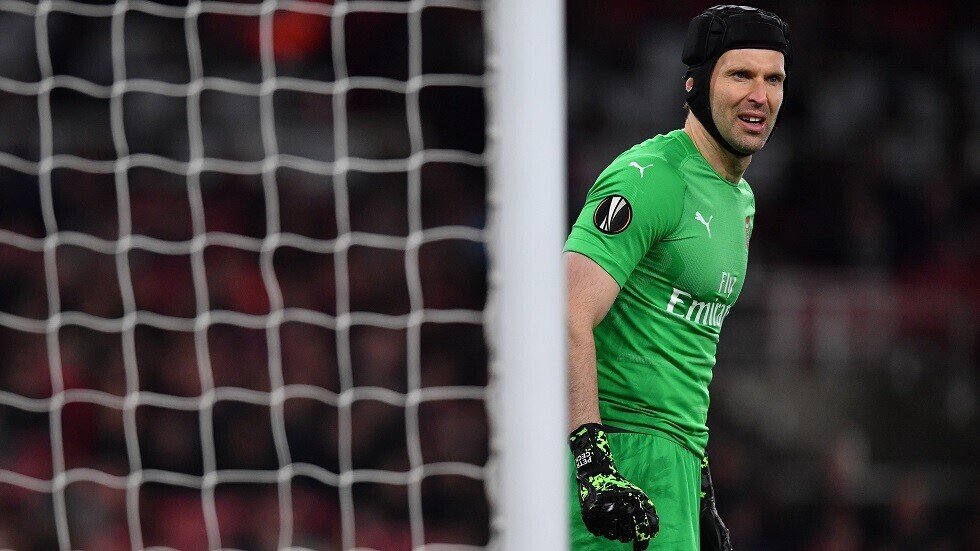 بيتر تشيك يعود لحراسة الشباك بعيدا عن كرة القدم