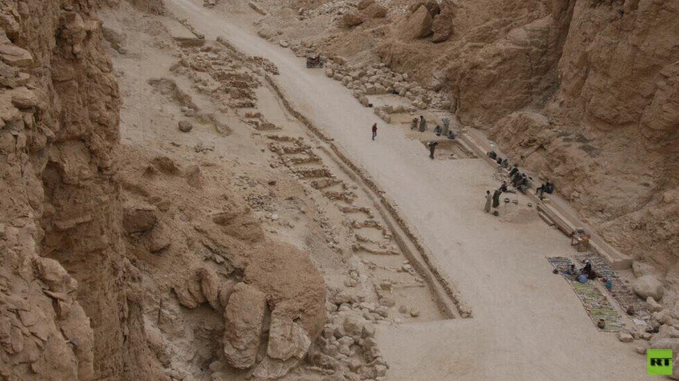 مصر تعلن عن اكتشاف أثري كبير في منطقة العثور على تابوت "توت عنخ آمون" (صور)