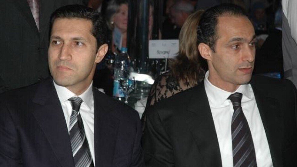 مصر.. الشقيقان جمال وعلاء مبارك في عزاء طلعت زكريا (فيديو)