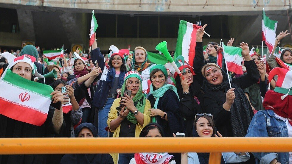 بالفيديو.. مواجهات بين قوات الشرطة الإيرانية ومشجعات في ملعب آزادي بطهران