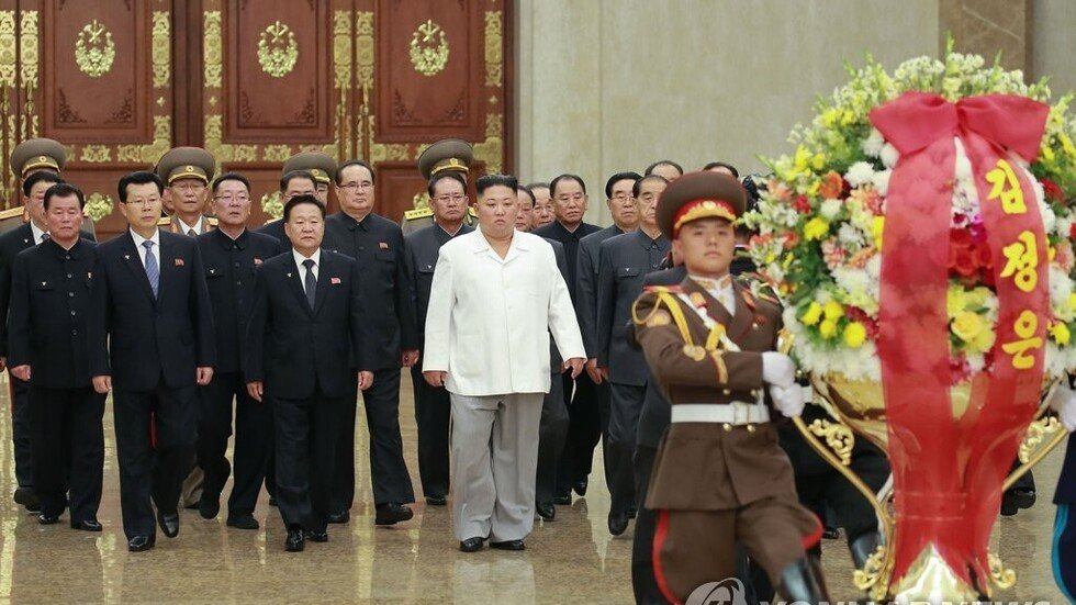 كيم يزور ضريح جده ووالده في "قصر الشمس" (صور)