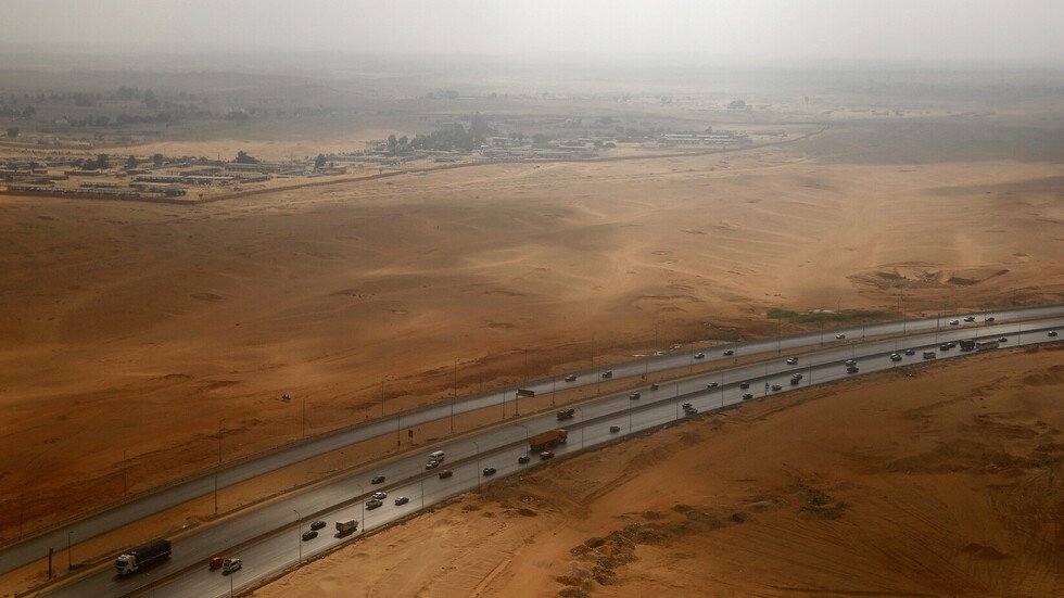 مصر.. العثور على جثتي ضابط طيار متقاعد ونجلته في سيارة