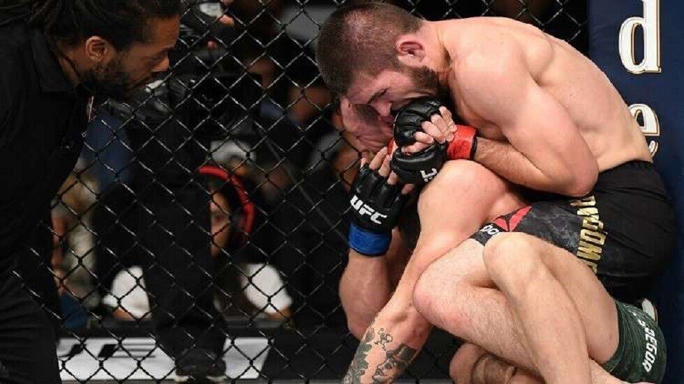 بالفيديو.. شبان يسرقون البطل حبيب من أحد المتاجر