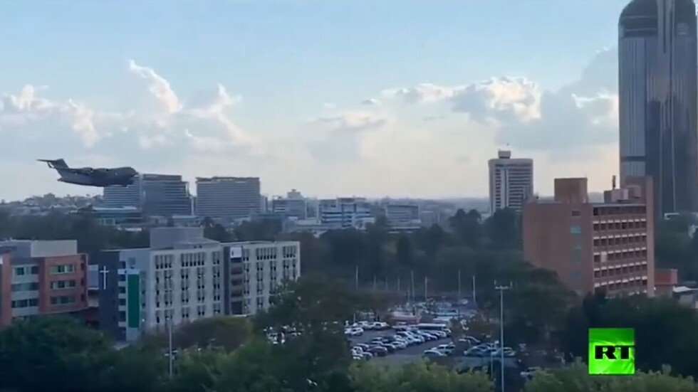 لقطات تحبس الأنفاس.. طائرة عسكرية ضخمة تحلق بين ناطحات السحاب