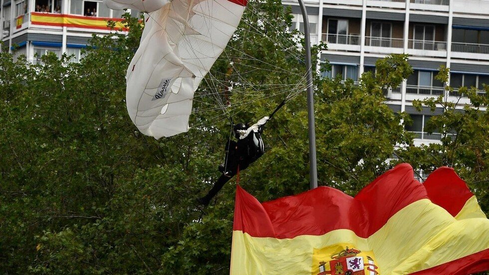 بالفيديو.. هبوط قاس لمظلي على عمود إنارة