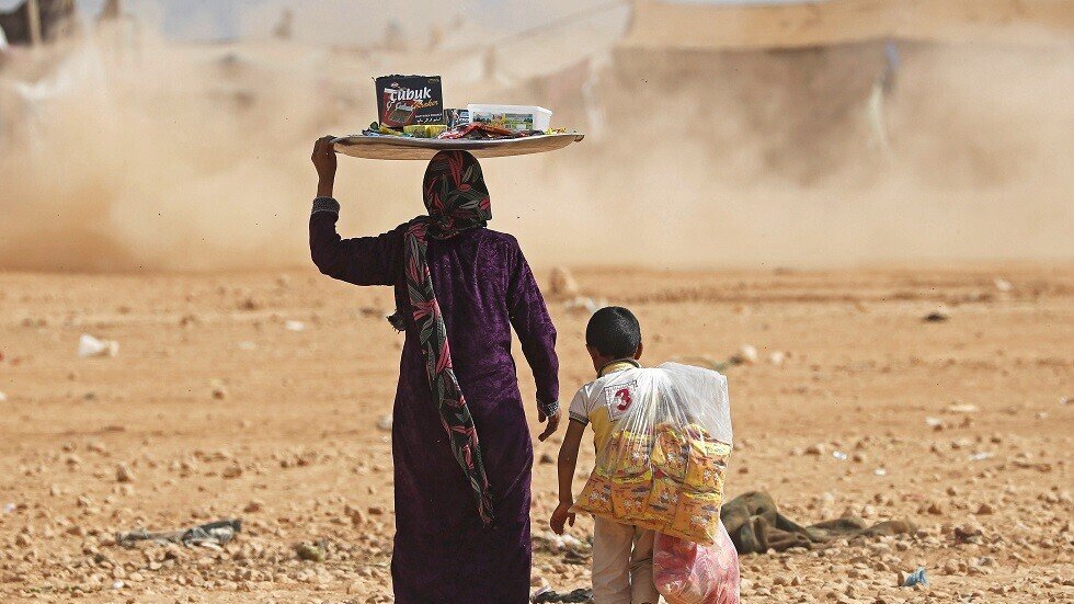إخلاء مخيم عين عيسى إثر فرار عوائل دواعش بعد قصف تركي