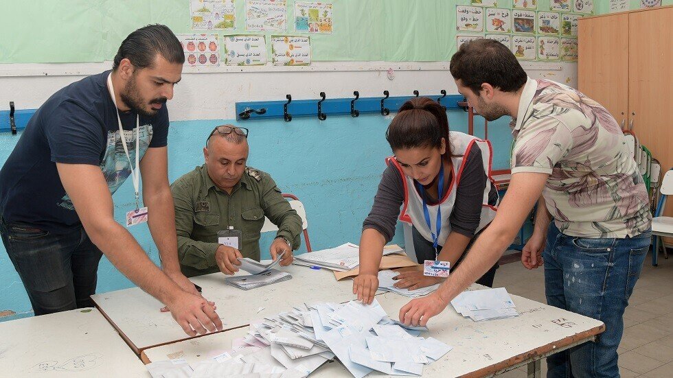 تونس.. فرز الأصوات في "سوسة" على ضوء الشموع