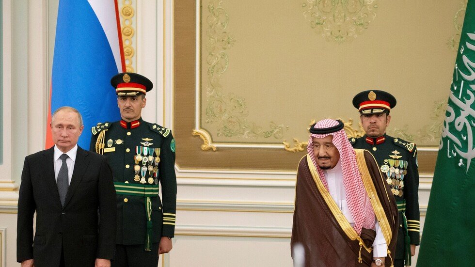 الرئيس بوتين والملك سلمان يتبادلان الهدايا