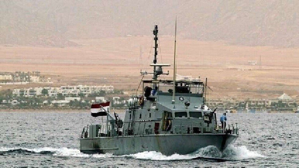 الجيش المصري ينقذ طاقم مروحية سقطت في البحر المتوسط